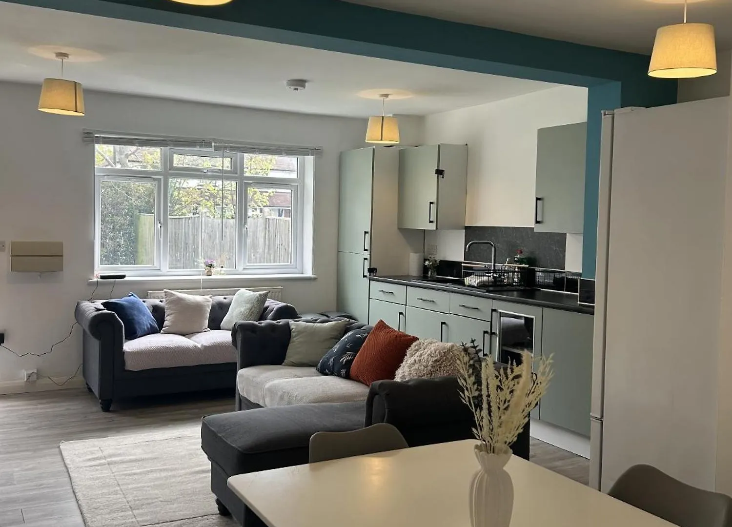2 Bed Apartment Near Gatwick Horley 0*,  United Kingdom